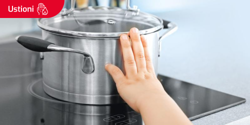 Niño tocando una olla Niño tocando una olla